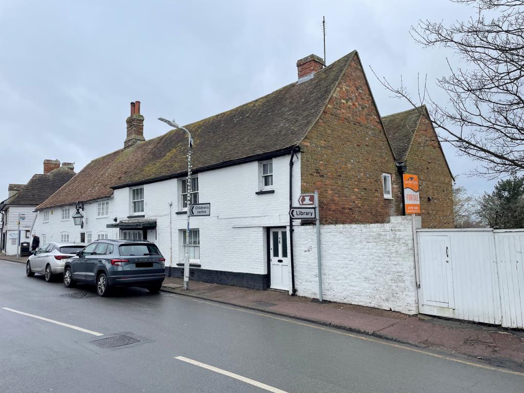 Lot: 20 - VACANT MIXED RESIDENTIAL AND COMMERCIAL PROPERTY WITH POTENTIAL - External view from high street of period property